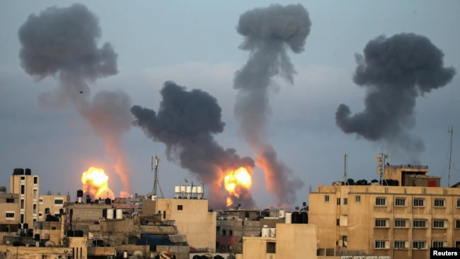 Hamasi hedh raketa në Tel-Aviv, Izraeli shemb kompleksin në Gazë