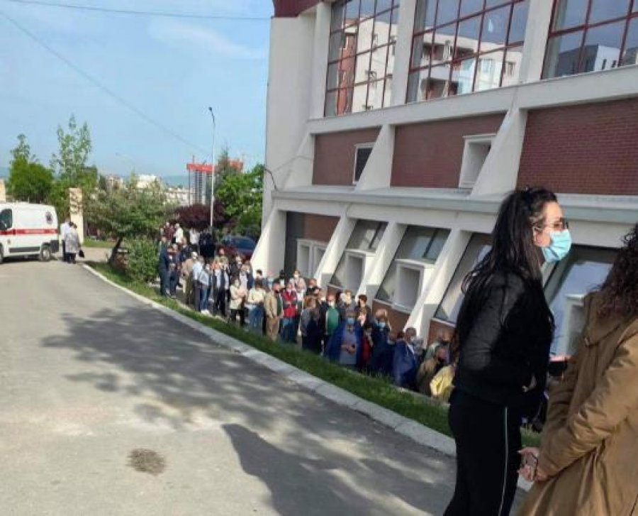 Radhë të gjata për vaksinim në Prishtinë nga moshat mbi 65 vjeç