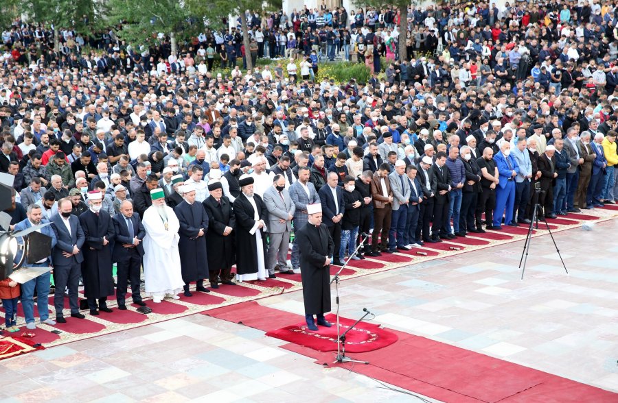 'Sot nuk ka mëri, urrejtje, mërzi' - Besimtarët myslimanë falen në sheshin 'Skënderbej', kremtojnë Fitër Bajramin