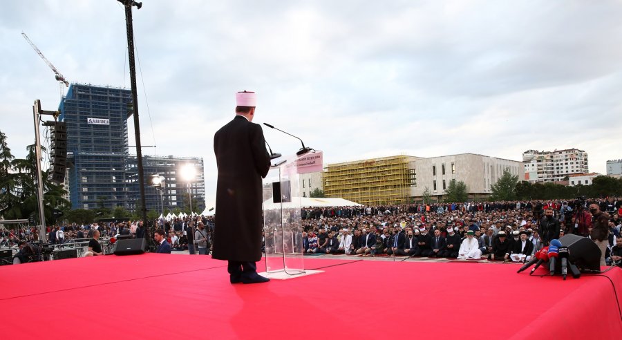 'Sot nuk ka mëri, urrejtje, smirë, mërzi' - Besimtarët myslimanë falen në sheshin 'Skënderbej', kremtojnë Fitër Bajramin