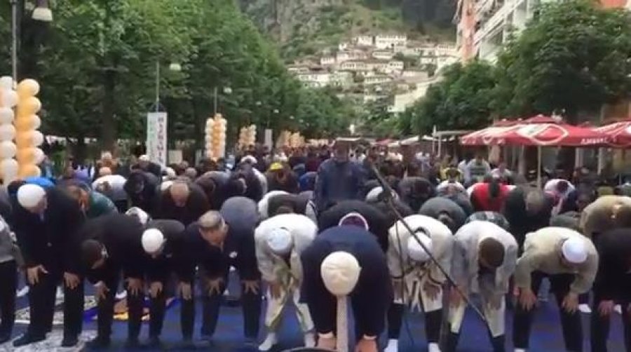 Besimtarët myslimanë në Berat falin Fiter Bajramin në Pedonalen e qytetit