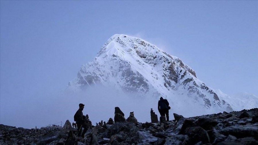 Dy alpinistë humbin jetën në Everest