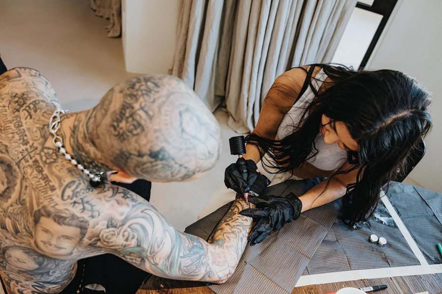 Kourtney Kardashian pikturon tatuazhin domethënës në krahun e të dashurit 