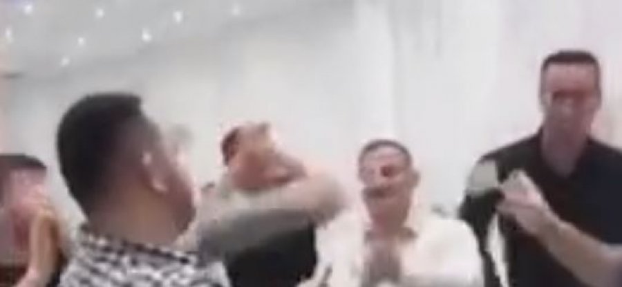 VIDEO/ Zyrtarët socialistë festojnë fitoren me lekët e tërmetit. Dyshemeja e lokalit plot me para