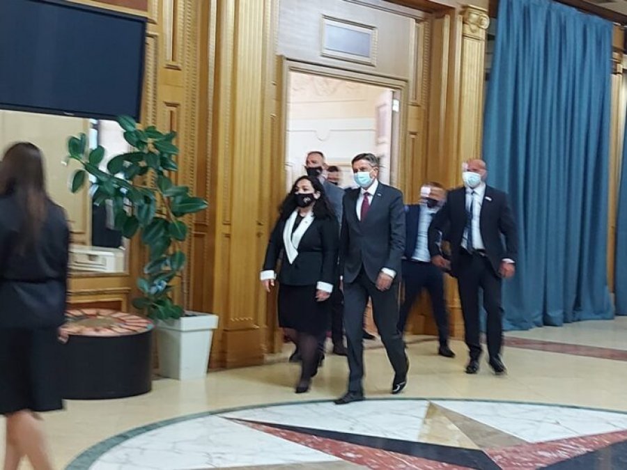 Presidenti slloven arrin në Kosovë, takohet me Osmanin