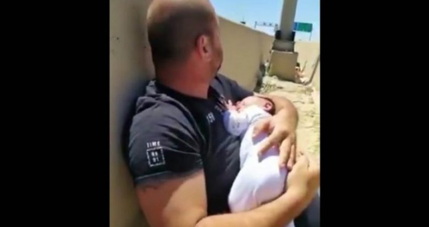 Pamja e një babai që po bartë një fëmijë të porsalindur gjersa raketat e Hamasit i fluturojnë 'mbi kokë'