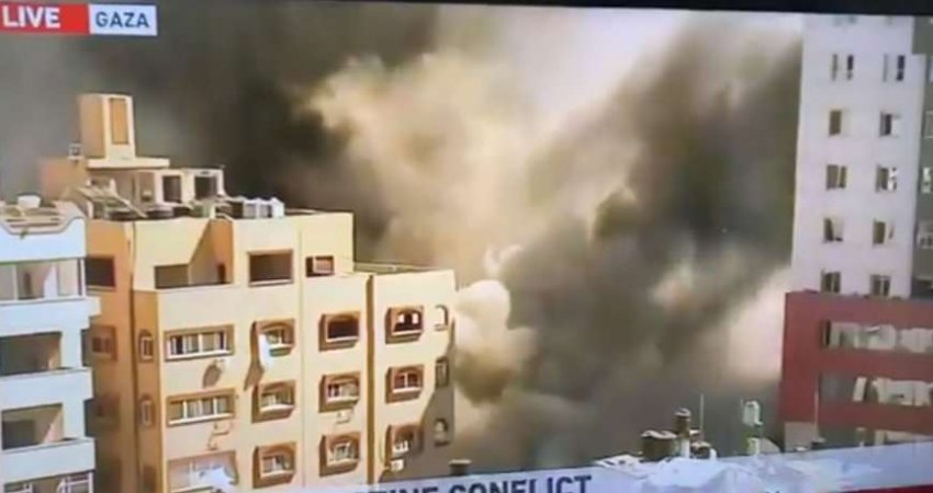 Ndërtesa me media shembet nga sulmet e Izraelit