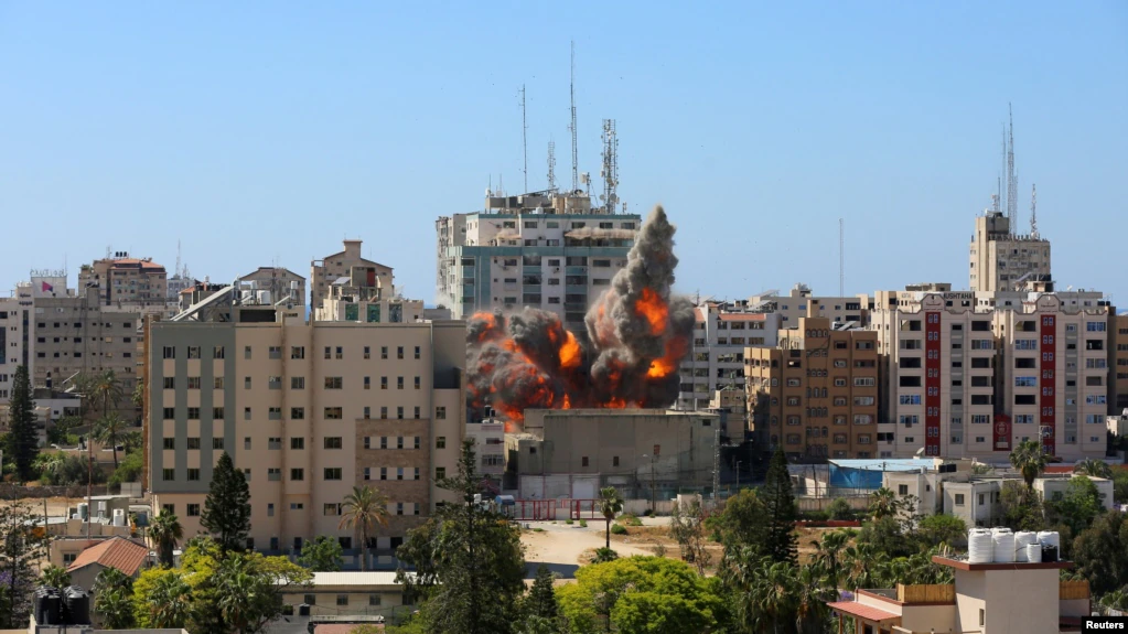 ‘Të shokuar dhe tmerruar’/ AP dhe Al Jazeera reagojnë ndaj sulmit me raketa në zyrat e tyre në Gaza