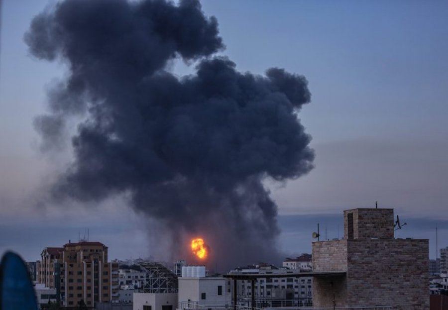 VIDEO/ Gazetari I BBC raportonte ‘Live’ situatën në Gaza, bombardimet shembin pallatin pas tij
