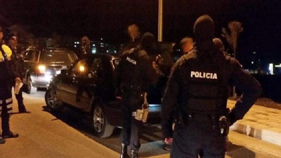 Vlorë: Kontrolle policore gjatë gjithë natës, shoqërohen disa persona 