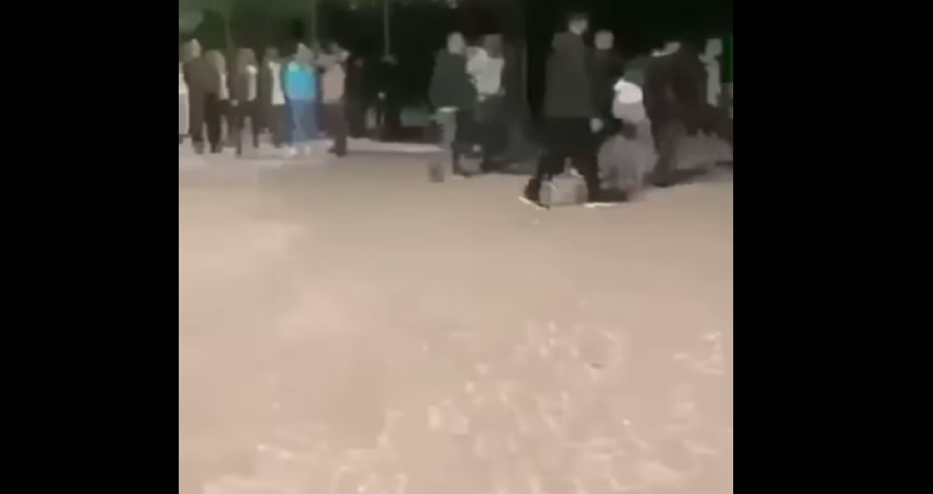 Përleshje në mes të rinjve në shesh të Pejës - VIDEO