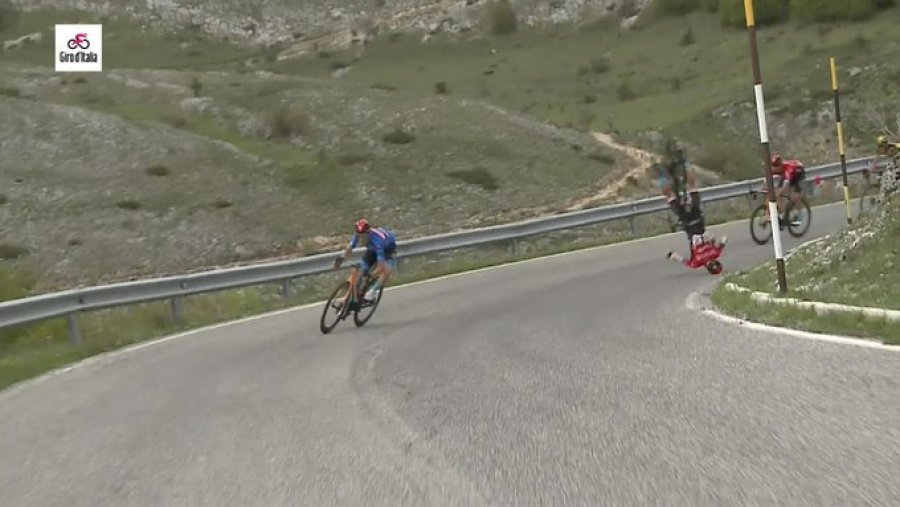 VIDEO/ Aksident i frikshëm në 'Giro d'Italia', çiklistit i përplaset koka në asfalt
