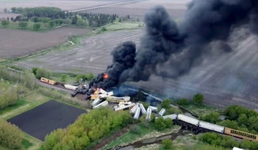 VIDEO/ Përplaset dhe shpërthen nga flakët treni në SHBA