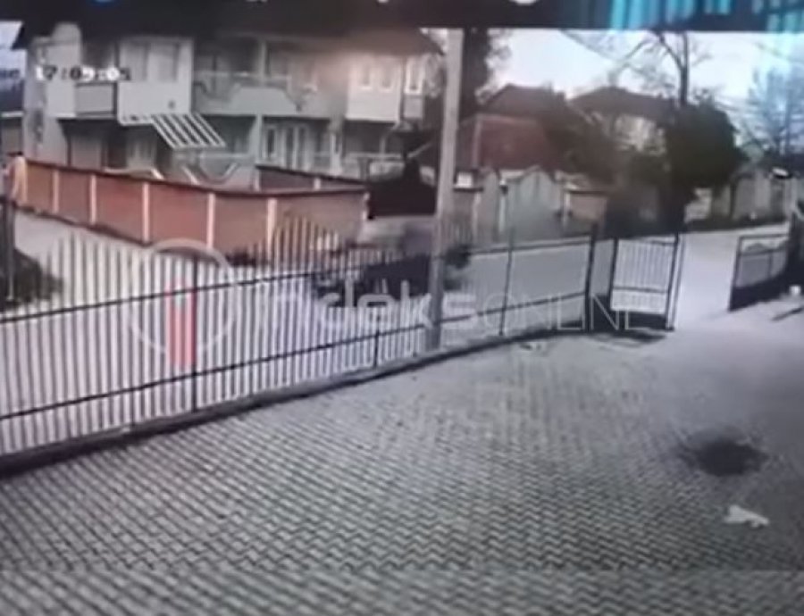 Pamje të rënda/ Momenti kur makina përplas për vdekje vogëlushen shqiptare 