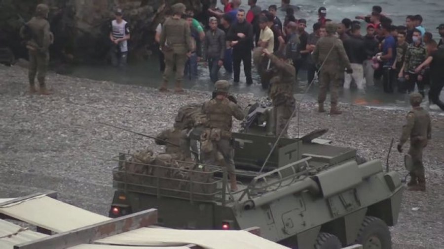 Spanja nxjerr tanket në rrugë, ushtarët bllkokojnë emigrantët