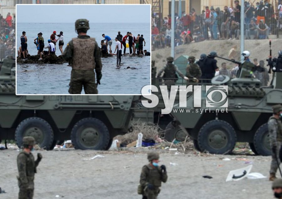 FOTO/ Emigrantët kalojnë Mesdheun me not, Spanja nxjerr tanket për t’i pritur