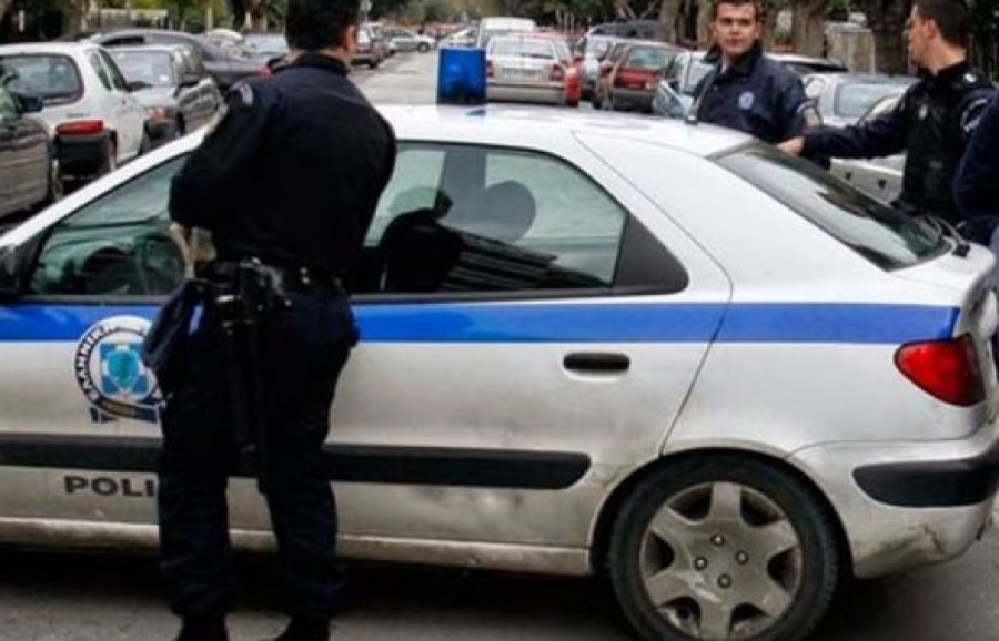 Shqiptarët vjedhin makinën, luftë me policinë greke në Athinë 