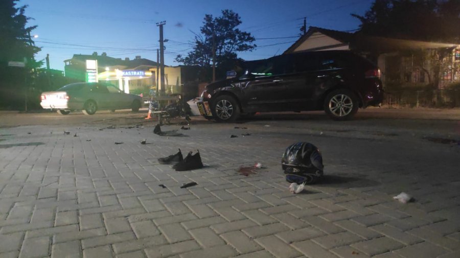 VIDEO/ Vendi i gjakosur, automjeti përplas drejtuesin e motorit në Pogradec