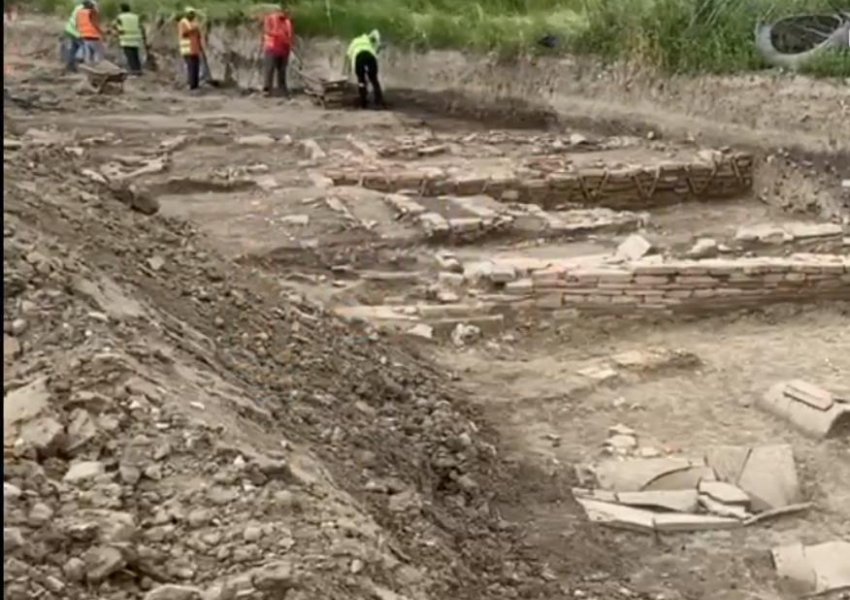 VIDEO/ Fier: Zbulohet varreza antike, ndërpriten punimet për rrugën e re në Apoloni 
