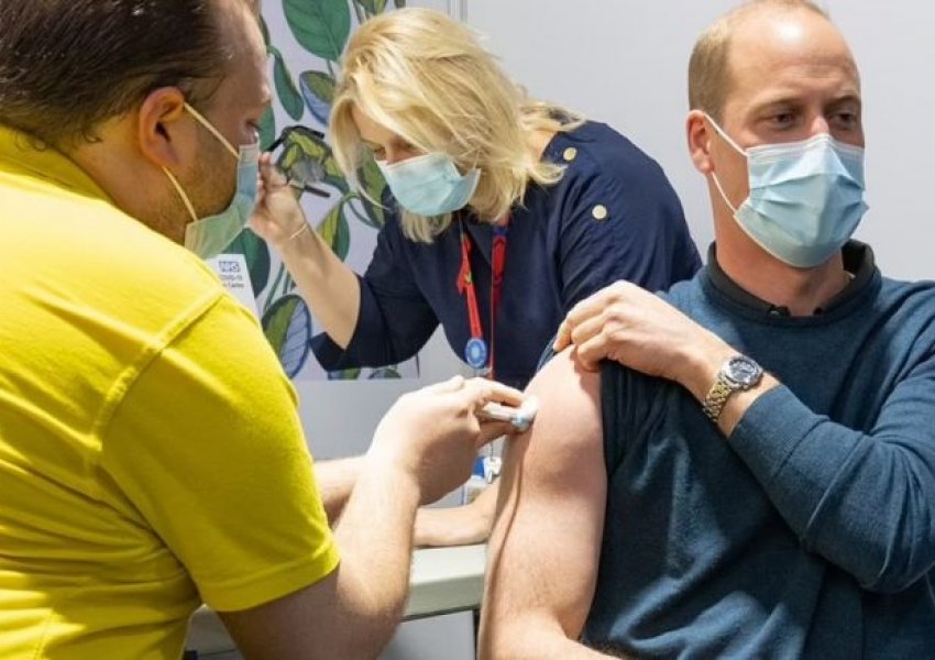 Princ William merr vaksinën anti-COVID