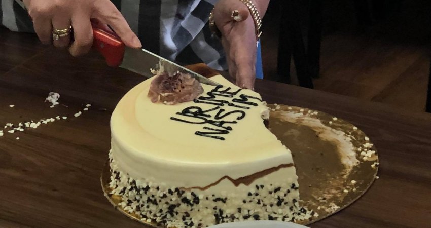 Një tortë për Nasimin, kështu po festojnë veteranët ditëlindjen e njeriut që ndodhet në Hagë (Foto) 