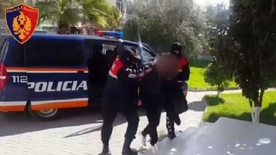 Armën e zjarrit në çantën e dorës, policia arreston në taksi të riun në Durrës