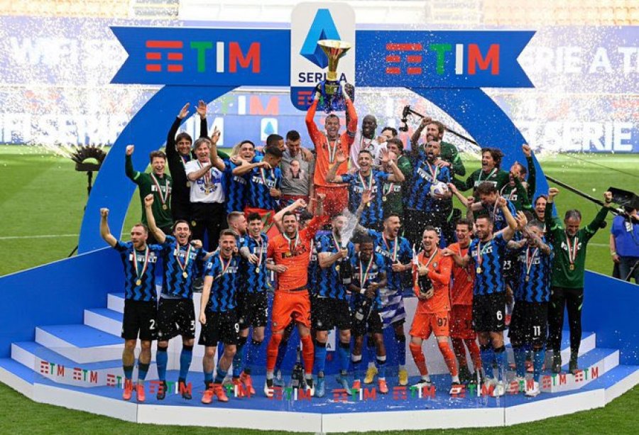 I 19-ti në histori, Inter ngre titullin kampion në qiellin e Milanos 