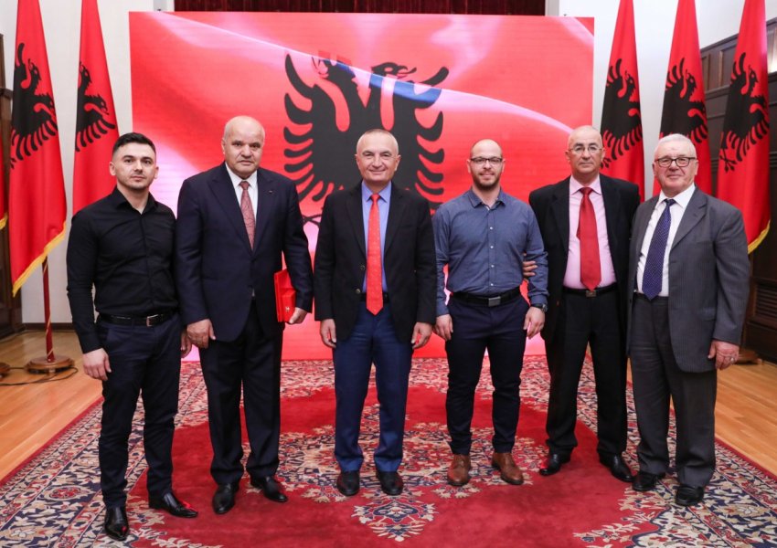 ‘Mjeshtër i madh’/ Presidenti Ilir Meta dekoron 5 peshëngritësit e shquar