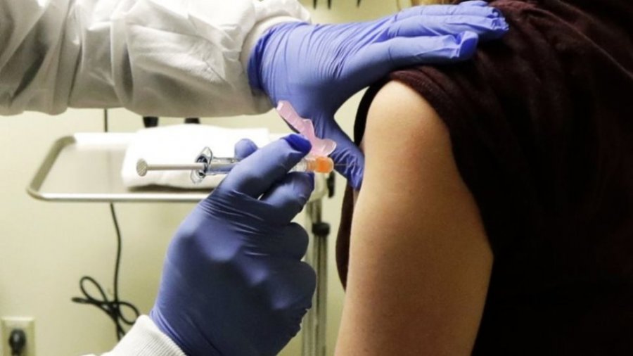 COVID: Dy arsye serioze pse vaksina bëhet në krah