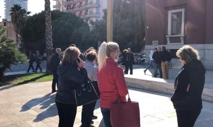VIDEO - SYRI TV/ Iu shemb pallati nga tërmeti, banorët dalin në protestë: Kemi 3 muaj pa bonus qiraje