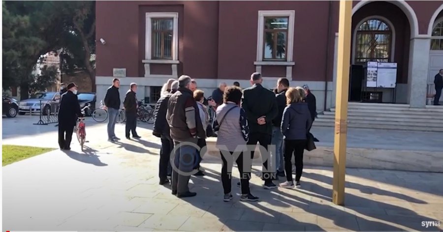 VIDEO-SYRI TV/ 20 familje në Durrës para Bashkisë: Prej tre muajsh nuk marrim bonusin e qirasë 