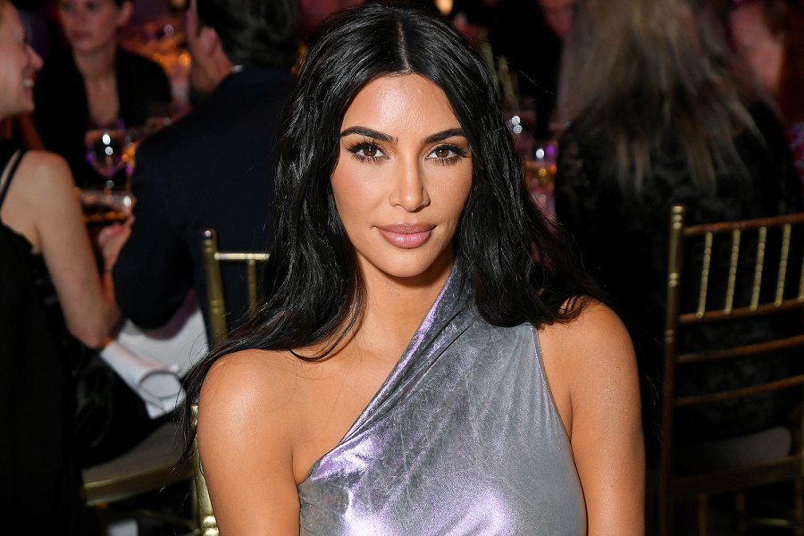 Kim Kardashian i shpërthen zinxhiri i fustanit në mes të skenës, ja si reagoi ajo