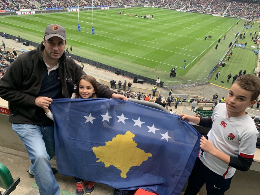 Ish-ambasadori britanik shkon me flamur të Kosovës në një stadium në Britani