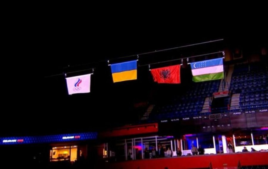 Flamuri shqiptar ngrihet lart në Beograd, tifozët fishkëllejnë Alban Beqirin