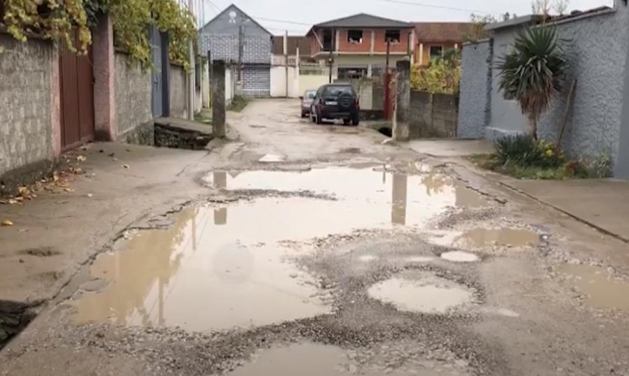 VIDEO - SYRI TV/ Shkodër, periferia pa investime, dëmtohen rrugët në lagjen ‘Guerrile’