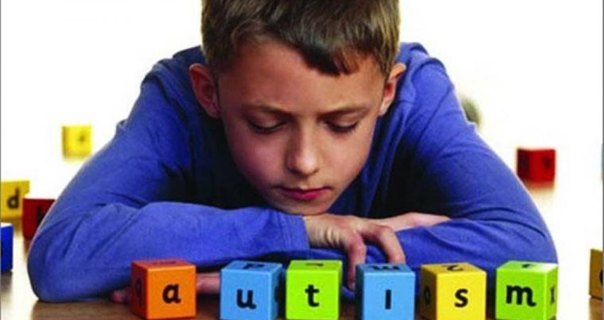 Si të kuptojnë prindërit nëse fëmija vuan nga autizmi