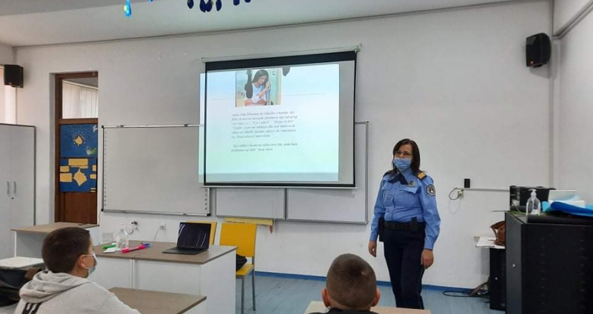 Policia në Mitrovicë mban ligjërata në shkolla për parandalimin e bullizmit