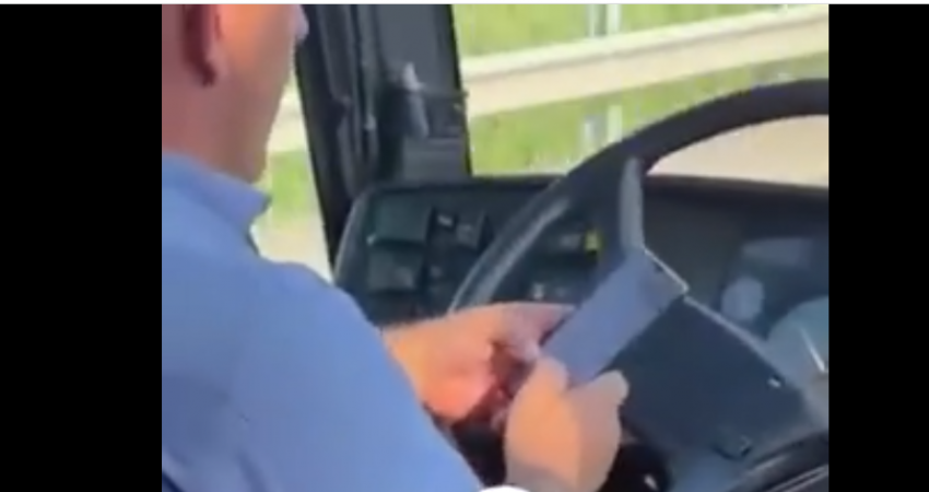 Shoferi kosovar rrezikon një autobus të tërë me pasagjerë, dy duart i ka në telefon (Video) 
