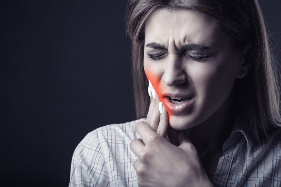 Arsyet pse dhimbjet e dhëmbit rriten gjatë natës