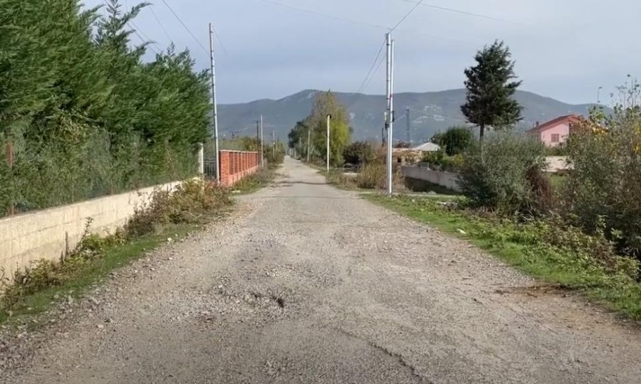 VIDEO – SYRI TV/ Rruga e fshatit Rrilë e degraduar, banorët: Bashkia nuk ka ndërhyrë asnjëherë