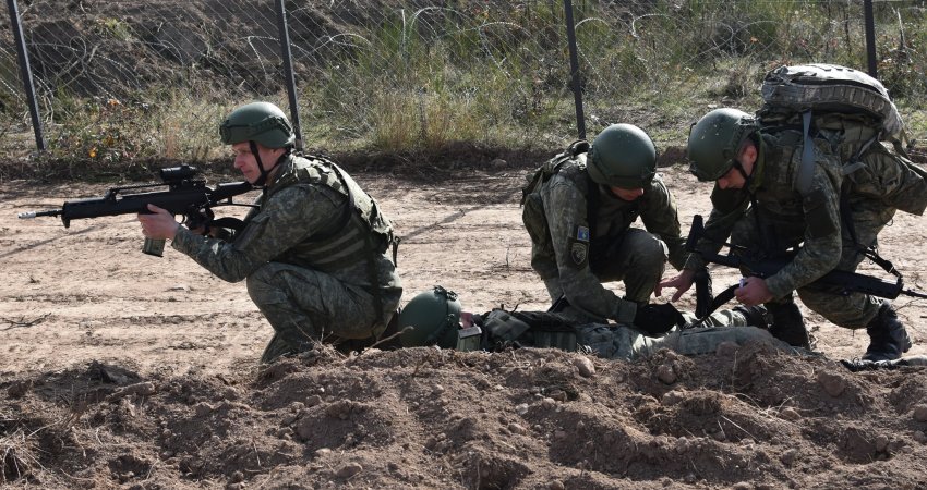 Instruktorë ushtarakë amerikanë i stërvitin pjesëtarët e FSK-së 