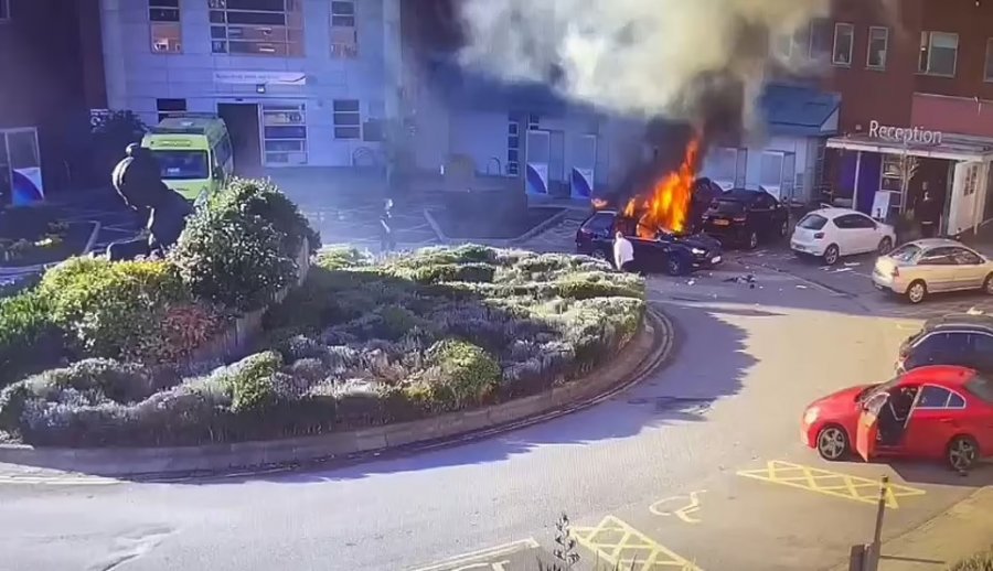VIDEO/ Ja momenti kur shpërthen taksia para maternitetit britanik