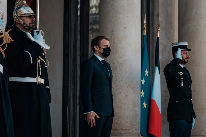 Macron ndryshon në heshtje ngjyrën e flamurit francez