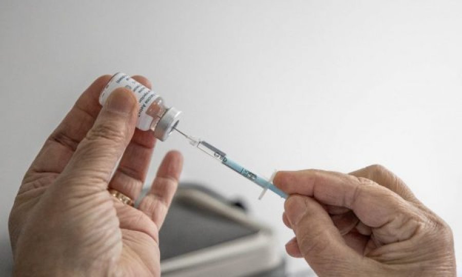 A mund ta merrni vaksinën anti-COVID nëse jeni të ftohur