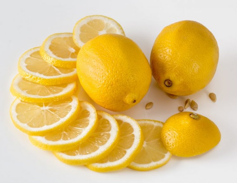 Studimi: Për gjumë të rehatshëm ju duhet vetëm një limon
