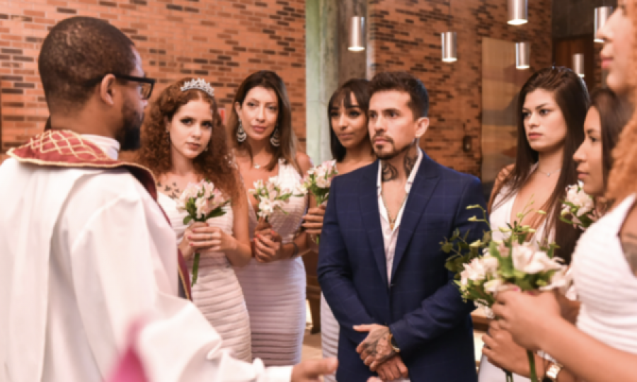 ‘Dashuri e lirë’/ Modeli brazilian martohet me nëntë gra