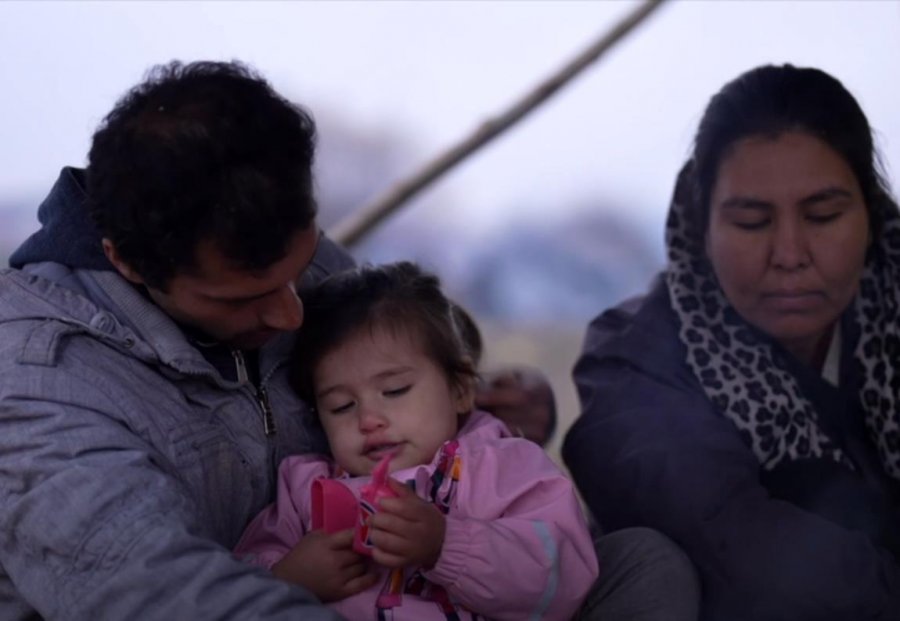 VIDEO/ Me foshnjen në krah, familja afgane e bllokuar në buzë të Evropës