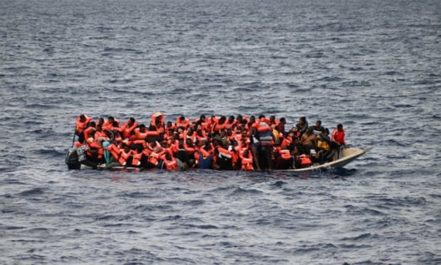 10 persona mbyten në një varkë me emigrantë pranë Libisë