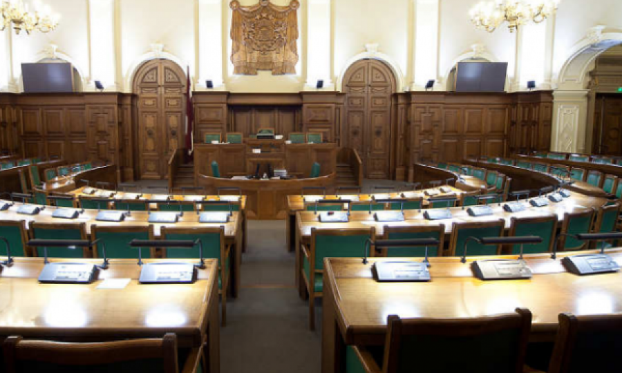 Letoni/ Deputetët e pavaksinuar nuk do të lejohen të futen në parlament