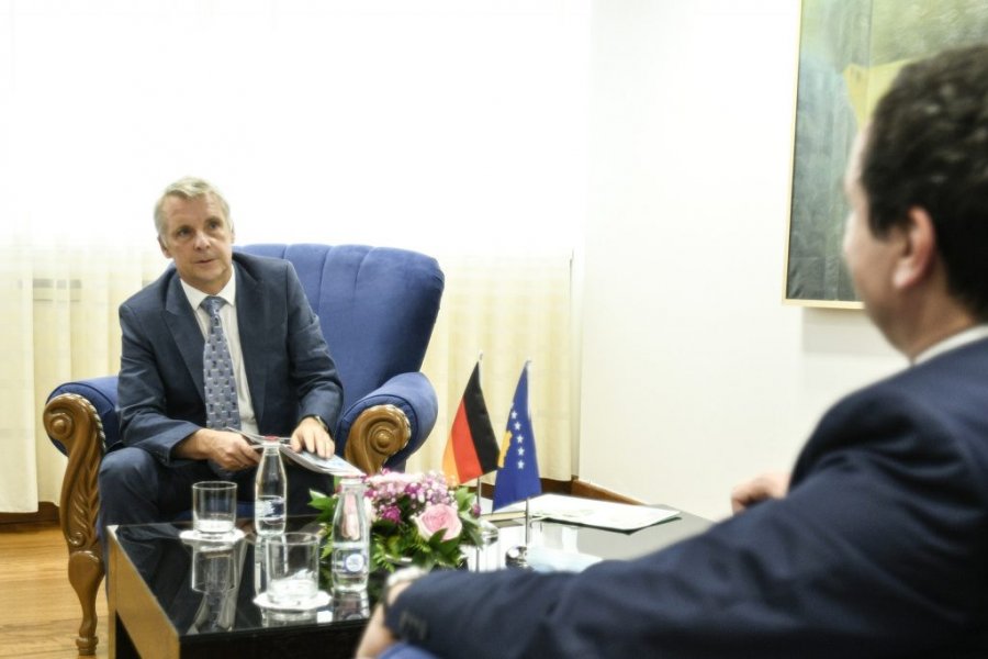 Ambasadori gjerman garanton: Jo! Ndryshimet në Berlin nuk do të ndikojnë në qasjen ndaj Kosovës